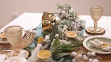 Masa, Noel güvertesi, Noel yemeği, oturma odasında Noel süslemeleri olan zarif masa, Yeni Yıl güvertesi masalı bulanık bokeh, eski usul Xmas arka planı.