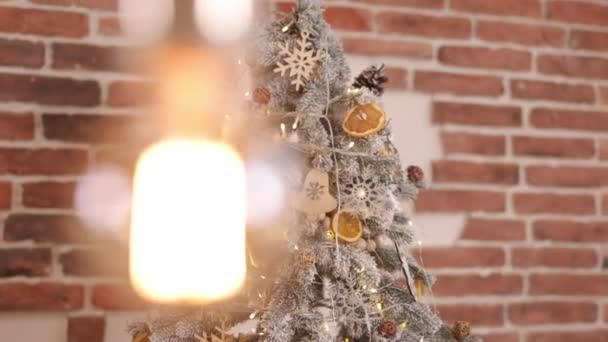 Різдвяне Дерево Цегляна Стіна Прикраси Садиби Прикрашені Різдвяні Ялинки Світлом — стокове відео