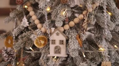 Süslü Noel ağacı, çelenkler, yeni yıl konsepti. Arka planda güzel dekore edilmiş Noel ağacı, bir ağaca yakın plan toplar, arka planda bokeh çelenkler, yeni yıl konsepti.