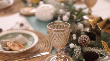 Noel, güzel masa, oturma odası, oturma odasında Noel süslemeleri olan güzel masa, Yeni Yıl Güvertesi Masası 'nda bulanık bokeh, klasik kırsal Xmas arka planı.