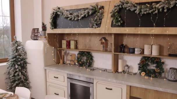 厨房装修 家庭时间 节日快乐 房间装饰以反映圣诞和新年的气氛 用一颗神奇的闪亮的树 圣诞节和新年的装饰品很多 — 图库视频影像