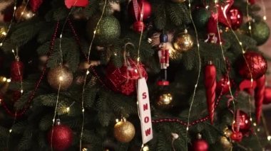 Noel ışıkları, güzel dekore edilmiş, yeni yıl tatili. Noel ağacının tepesinde balolar, arka planda sallanan Bokeh, yeni yıl konsepti, Şenlikli Noel Ağacının Kapanışı