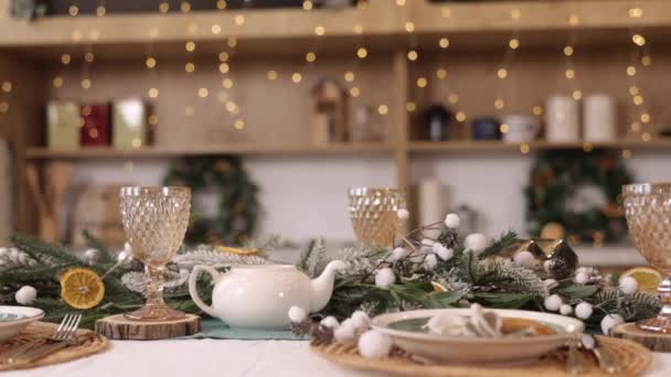 クリスマステーブル クリスマスデッキ お祝いディナー テーブルセッティングにはリビングルームでのクリスマスの装飾 新年のデッキテーブルでのぼやけたボケ 素朴なヴィンテージのクリスマスの背景 — ストック動画