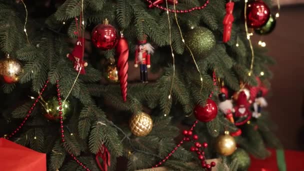 クリスマスライト 新年のコンセプト クリスマスのおもちゃ 背景がぼやけている装飾的なクリスマスツリー クリスマスツリー上のボールのクローズアップ 背景にあるボケの庭 — ストック動画