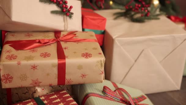 Geschenkboxen Weihnachten Vorbereitung Auf Die Feiertage Viele Geschenkboxen Mit Bändern — Stockvideo