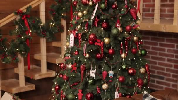 Julgran Nyårskoncept Dekorerat Träd Dekorerad Julgran Dekorationer Med Ljus Inredning — Stockvideo