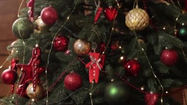 Noel oyuncakları, yakın çekim, yeni yıl tatili. Arka planda süslemeleri olan Noel ağacı, ağaçtaki topların yakın çekimi, arka planda bokeh çelenkleri, yeni yıl konsepti, şenlikli dekorasyon.