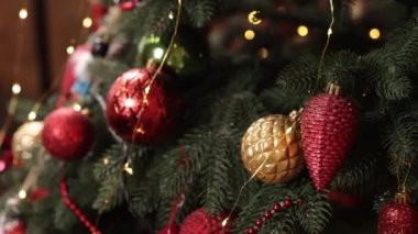 Süslü Noel ağacı, güzel dekore edilmiş, Noel ağacı. Arka planda güzel dekore edilmiş bir Noel ağacı, bir ağaca yakın plan toplar, arka planda bokeh çelenkler, yeni yıl.
