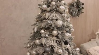 Noel ağacı süslemesi, yeni yıl konsepti, parlayan sihirli ağaç. Işıklarla süslenmiş, bu bir iç Noel, sihirli bir parlayan ağaç, hediyeleri, topları, çelenkleri, yeni yılı var.