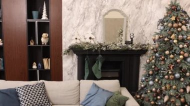 Yeni yıl süslemesi, mutlu Noeller, Noel oturma odası. Oturma odasındaki Noel süsleri, sihirli parlayan ağaç, hediyeler ve odanın her yerinde yeni yıl süsleri..