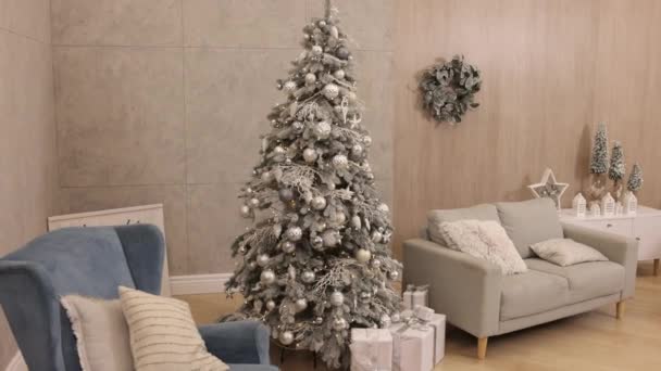 Magiczne Świecące Drzewo Wewnętrzne Święta Ozdobione Girlandami Boże Narodzenie Nowy — Wideo stockowe