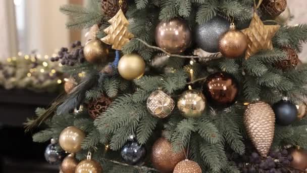 装饰精美 华丽的花环 圣诞装饰 在模糊的背景上精心装饰的圣诞树 特写的球在树上 Bokeh Garlands Background — 图库视频影像