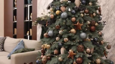 Parlak ve peri, süslü ağaç, Noel ağacı. Işıklı Noel süslemeleri, iç mekânlar için Noel süslemeleri, parıldayan sihirli ağaçlar, hediyeler, balolar, çelenkler, yeni yılı sembolize etmek için.