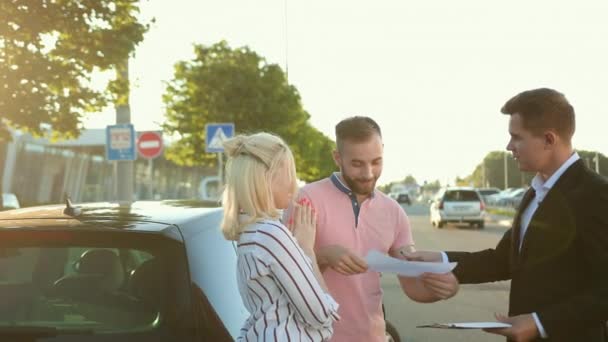 Achat Auto Vendeur Vend Voiture Heureux Jeune Couple Acheteur Signe — Video