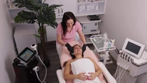 Güzellik Prosedürü Kadınları Yıkama Eldivenli Doktor Kozmetik Kliniğinde Bir Kadın — Stok video