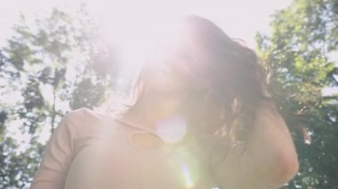 Titrek kafalı, çekici esmer, genç kadın, siyah saçlı, titrek saçlı, çekici, genç, sırıtan esmer kadın, mutlu, genç, çekici esmer kadın.