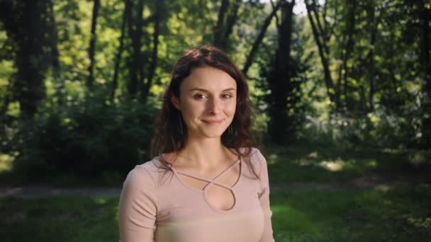 Schöne Frau Aussehende Kamera Glücklich Fröhlich Lächeln Einer Schönen Frau — Stockvideo
