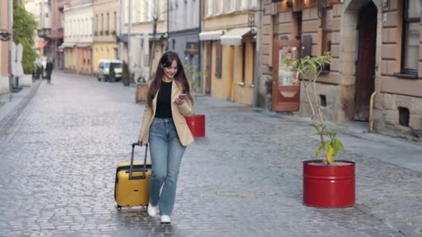 Resenärskvinna Resväska Hemkomst Semester Kvinnlig Turist Promenader Med Resväska Gatan — Stockvideo