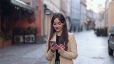 İş adamları, kadın yürüyüşü, iş kadını konuşması. Yürüyen, çekici bir sırt çantalı, cadde boyunca yürürken telefonla konuşan, akıllı telefon kullanan güzel bir turist.
