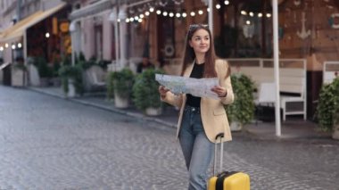 Haritaya, seyahat yaşam tarzına, kadın turistlere bakıyorum. Pozitif kadın turist haritası, yazın bavulla yurtdışına seyahat, güzel, modaya uygun görünümlü, pozitif kadın turist gezgini..