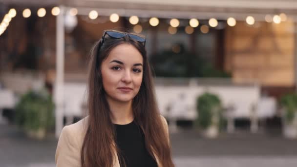 Vestida Casualmente Joven Feliz Empresaria Segura Primer Plano Retrato Mujer — Vídeos de Stock