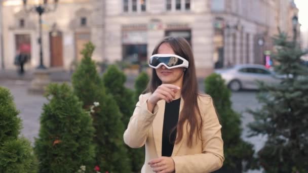 Förstärkta Verklighetsglasögon Headset Simuleringsglasögon Ung Kvinna Använder Digitala Augmented Reality — Stockvideo