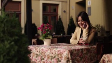 İnternette çalışıyor, kadın dinleniyor, satışlarla meşgul. Hoş bir gülümsemesi olan bir kafede genç ve çekici bir kadın. İş kadını telefon görüşmesi yapıyor. Avrupa 'da bir kafede.