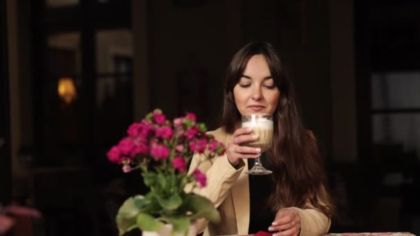 Café Gostando Café Quente Beber Latte Mulher Feliz Alegre Desfrutando — Vídeo de Stock