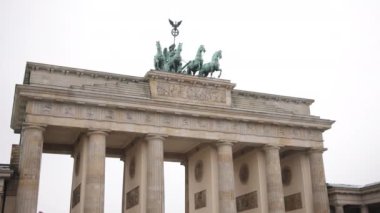 Brandenburg Kapısı (Almanca: Brandenburg Gate, Brandenburg Tor, Almanca: Brandenburg Gate), Almanya 'nın başkenti Berlin' de bulunan neoklasik bir anıttır..