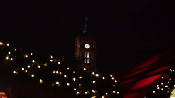 Noche Mágica Guirnaldas Lámparas Rotes Rathaus Berlín Alemania Ayuntamiento Rojo — Vídeos de Stock