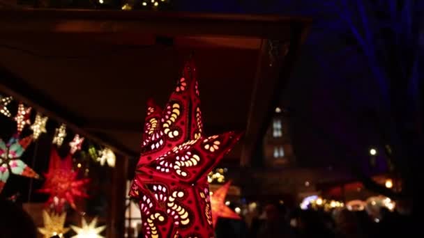 Weihnachtsstern Weihnachtsbeleuchtung Markt Weihnachtsstern Vordergrund Feiertagsdekoration Freien Mit Glühbirnen Weihnachtsbeleuchtung — Stockvideo
