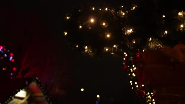 Karácsonyi Dekorációk Koszorú Drótokon Mágikus Éjszaka Izzólámpák Lógnak Mint Koszorú — Stock videók