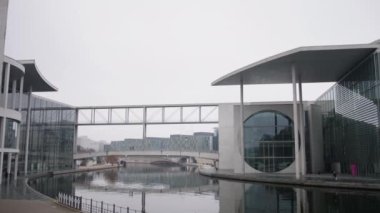 Berlin, Marie Elisabeth, Luders Haus, Berlins Marie-Elisabeth-Luders-Haus with the Spree, Paul-Lobe-Haus ve Marie Elisabeth Lders Haus hükümet bölgesinde yer almaktadır.