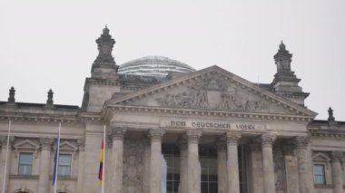 Alman parlamentosu. Reichstag inşaatı. Reichstag binası. Alman Parlamentosu 'nun evi olan Deutscher Bundestag' da Alman Halkı yazan sütunların üzerine bir yazı vardı.