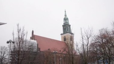 St. Marys, Marienkirche, Berlin 'deki kilise, Marienkirche, Berlins Karl Liebknecht Caddesi' ndeki ikinci en eski kilise Karl-Liebknecht-Strasse, güneşli bir günde Berlin 'de..