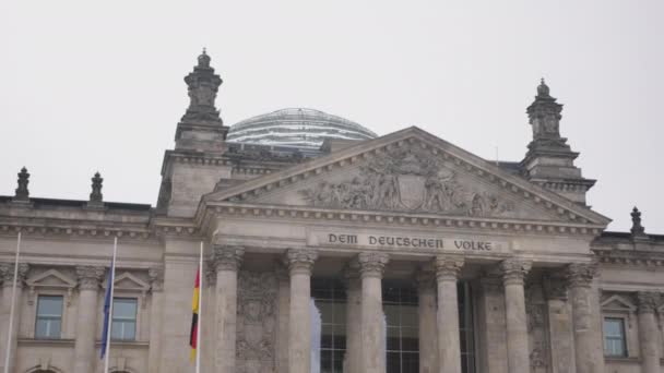 ドイツ議会 ライヒスタッグを作る ライヒスタッグビル ドイツ議会の本拠地であるドイツ連邦議会は ドイツの人々を読むコラムに関する碑文を持っています — ストック動画
