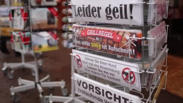 Berlin Almanya Aralık 2021 Komik Slogan Poster Yazıları Harfler Kartpostallar — Stok video