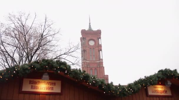 Κτίριο Στο Βερολίνο Rotes Rathaus Ημι Γοτθικό Καταστήματα Χριστουγεννιάτικες Διακοσμήσεις — Αρχείο Βίντεο