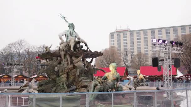 Берлінський Пам Ятник Деталі Нептунбруннена Бронзова Статуя Берлінська Німеччина Фонтан — стокове відео