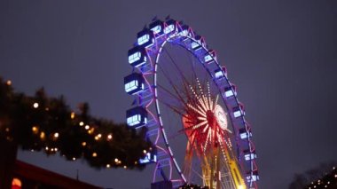 Metal inşaat, gözlem taksileri, lunapark. Bir lunaparkta gözlem taksileri olan dönme dolap. Parlak renkli dönme dolap. Çok renkli.