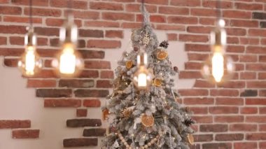 Tuğla duvar, sihirli parlayan ağaç, iç Noel. Noel ağacı süslemeleri, ışıklarla süslemeler, sihirli parıldayan ağaç, hediyeler, balolar, çelenkler, yeni yıl arifesi konsepti..