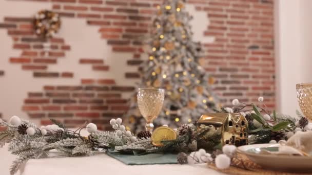 圣诞装潢 节日装潢 餐桌摆设 客厅里有圣诞装饰品 新年甲板桌上有模糊的酒壶 乡土气息十足的圣诞背景 — 图库视频影像