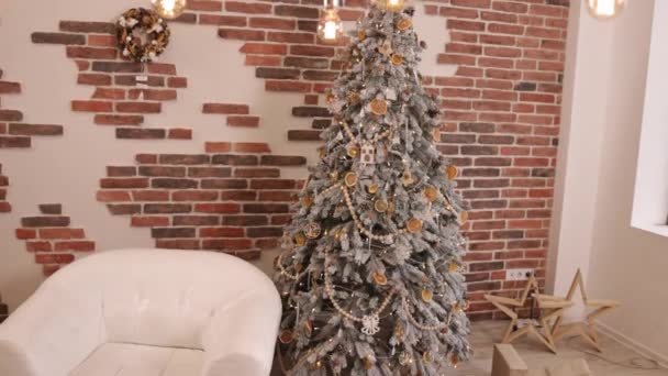 クリスマスリビングルームクリスマスツリープレゼントや飾り インテリアクリスマスツリー 魔法の輝く木 プレゼント クリスマスと新年の装飾でリビングルームのインテリアを飾りました — ストック動画