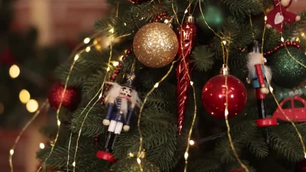 圣诞树 灿烂的彩灯 背景模糊的圣诞树 圣诞树上的球的特写 背景中的Bokeh花环 新年概念 — 图库视频影像