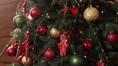 Güzel dekore edilmiş, parıldayan bir çelenk, Noel ağacı. Noel ağacının tepesinde balolar, arka planda sallanan Bokeh, yeni yıl konsepti, Şenlikli Noel Ağacının Kapanışı