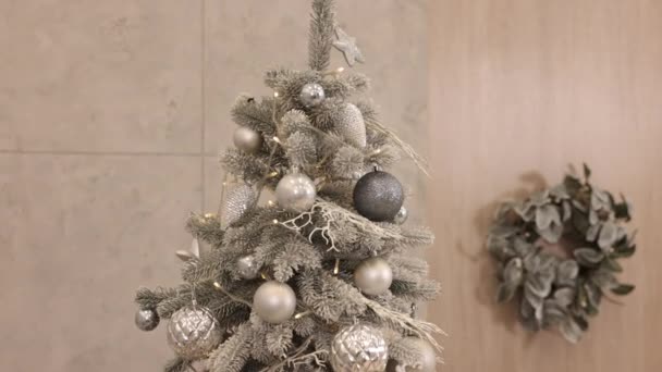 Ornamenten Bloemenslinger Kerstboom Versierde Kerst Gedecoreerde Kerstboom Met Verlichting Een — Stockvideo