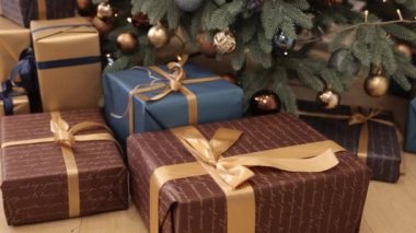 Dekorasyon tatilleri, hediye kutusu, Noel hediyesi. Noel arkaplanı, kurdeleler ve süslemelerle donatılmış güzel Noel hediye kutuları bir köknar ağacının yanında, Noel kutlaması, hediye kutuları.