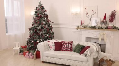 Mutlu tatiller, iç noeller, yeni yıl süslemeleri. Oturma odasında sihirli, parıldayan ağaçlar, hediyeler, Noel ağacı Noel ve yeni yıl için dekore edilmiştir..