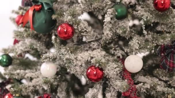 Vánoční Hračky Silvestrovská Dovolená Zářící Barevná Světla Slavnostně Zdobené Vánoční — Stock video