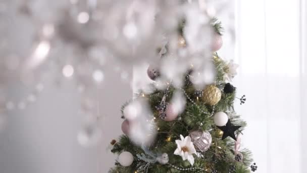クリスマスツリー インテリアクリスマス 魔法の輝く木 装飾されたクリスマスツリー 光の装飾 魔法の輝く木 贈り物 ボール ガーランド新年を含むインテリアクリスマスの装飾 — ストック動画